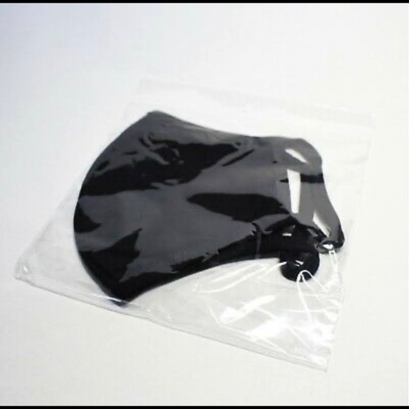 Black mask - Picture 3 of 3